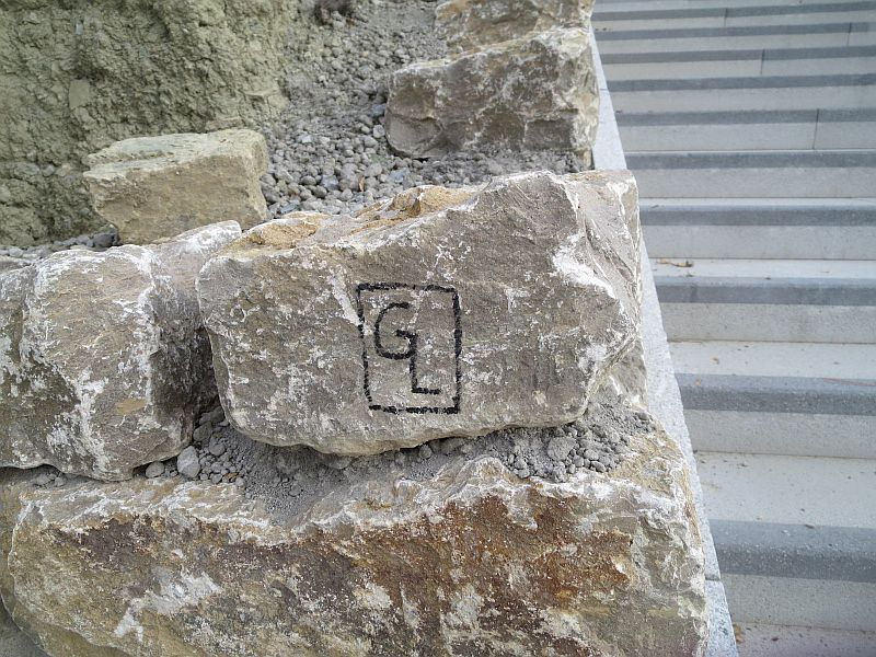 Ein Versuchssymbol an der Treppe zwischen KB u.OW Straße